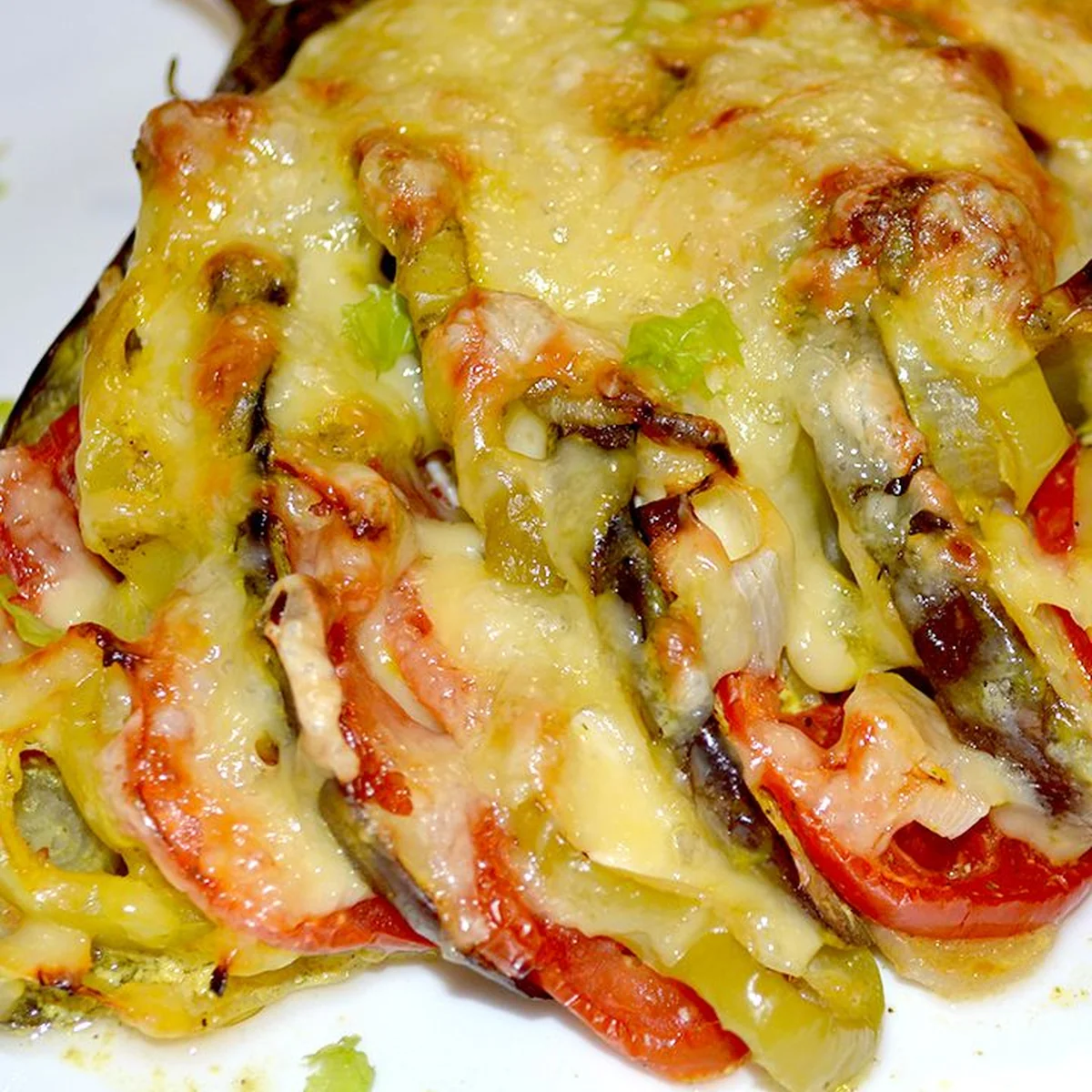 Баклажаны с курицей и овощами под сыром