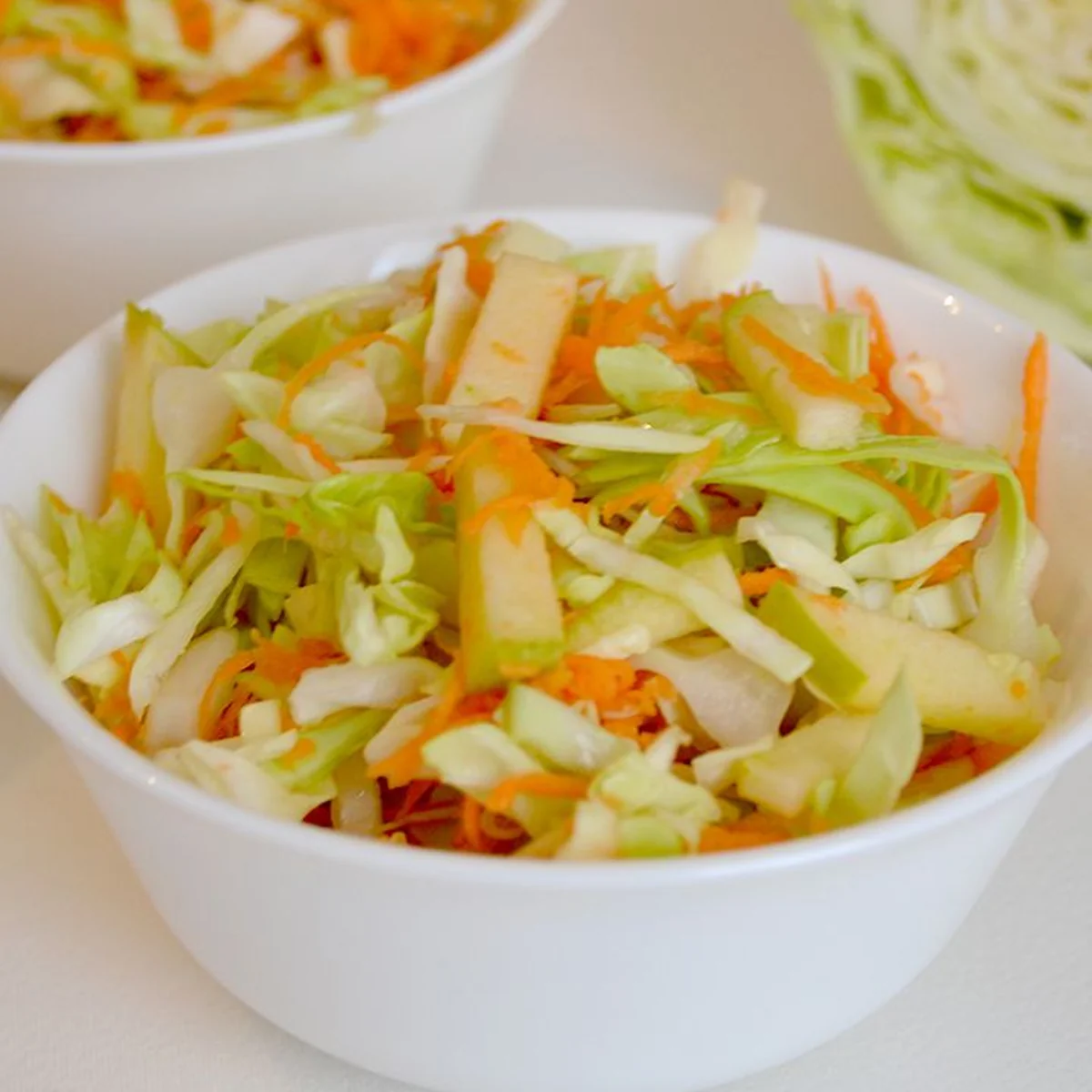 Cалат из моркови, капусты и яблока