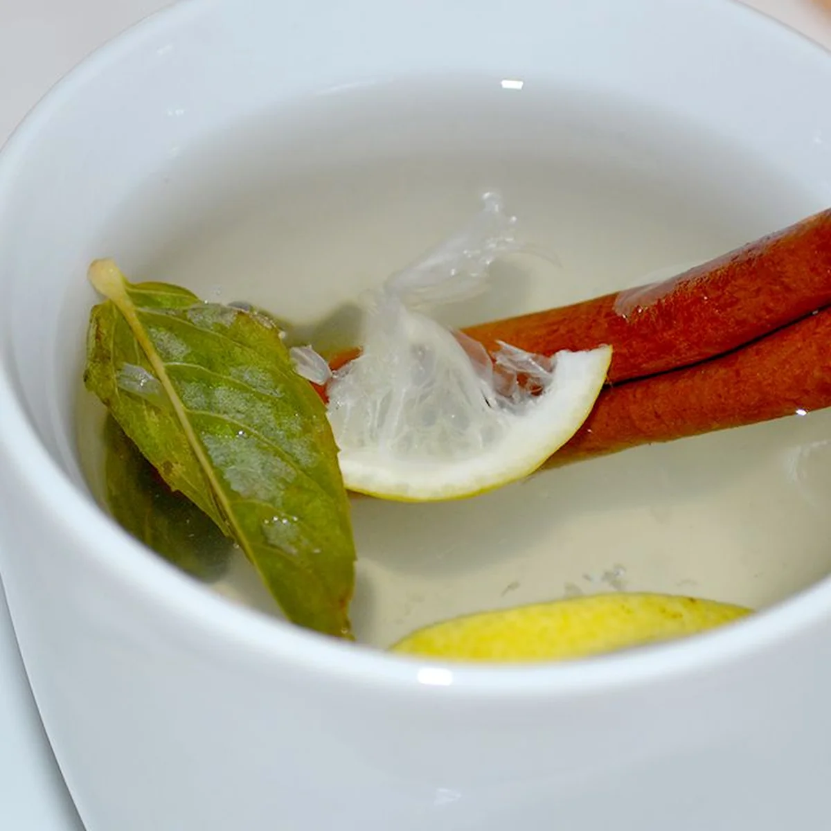 Чай с корицей, мятой и лаймом