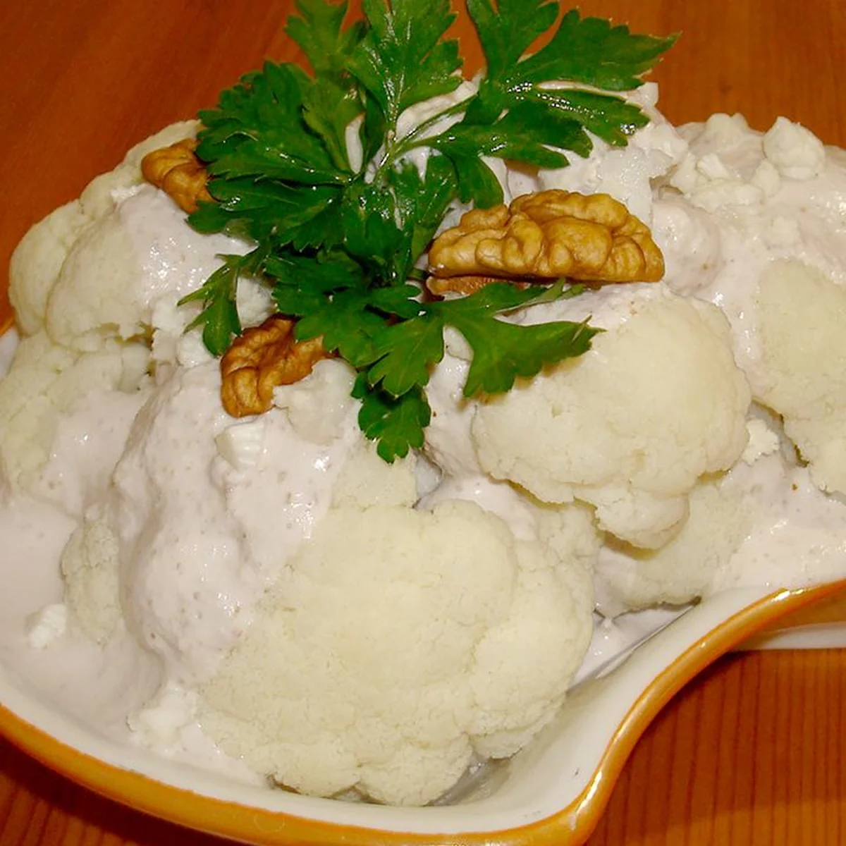 Цветная капуста с соусом из грецких орехов