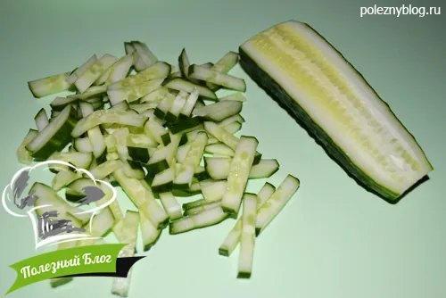 Огурцы, нарезанные крупными кусочками и соломкой