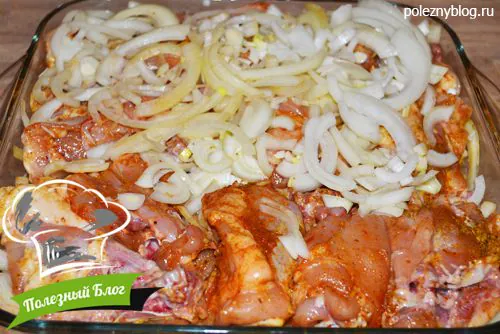 Куриные бёдра запечённые в духовке с луком | Шаг 4