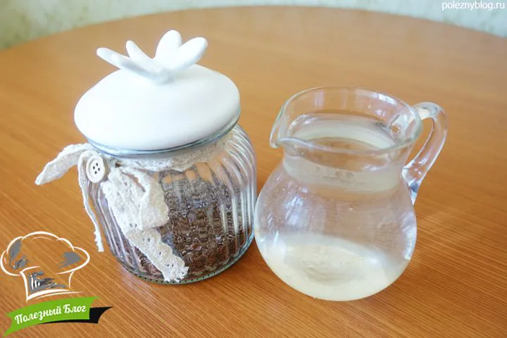 Баночка семян льна и кувшинчик воды