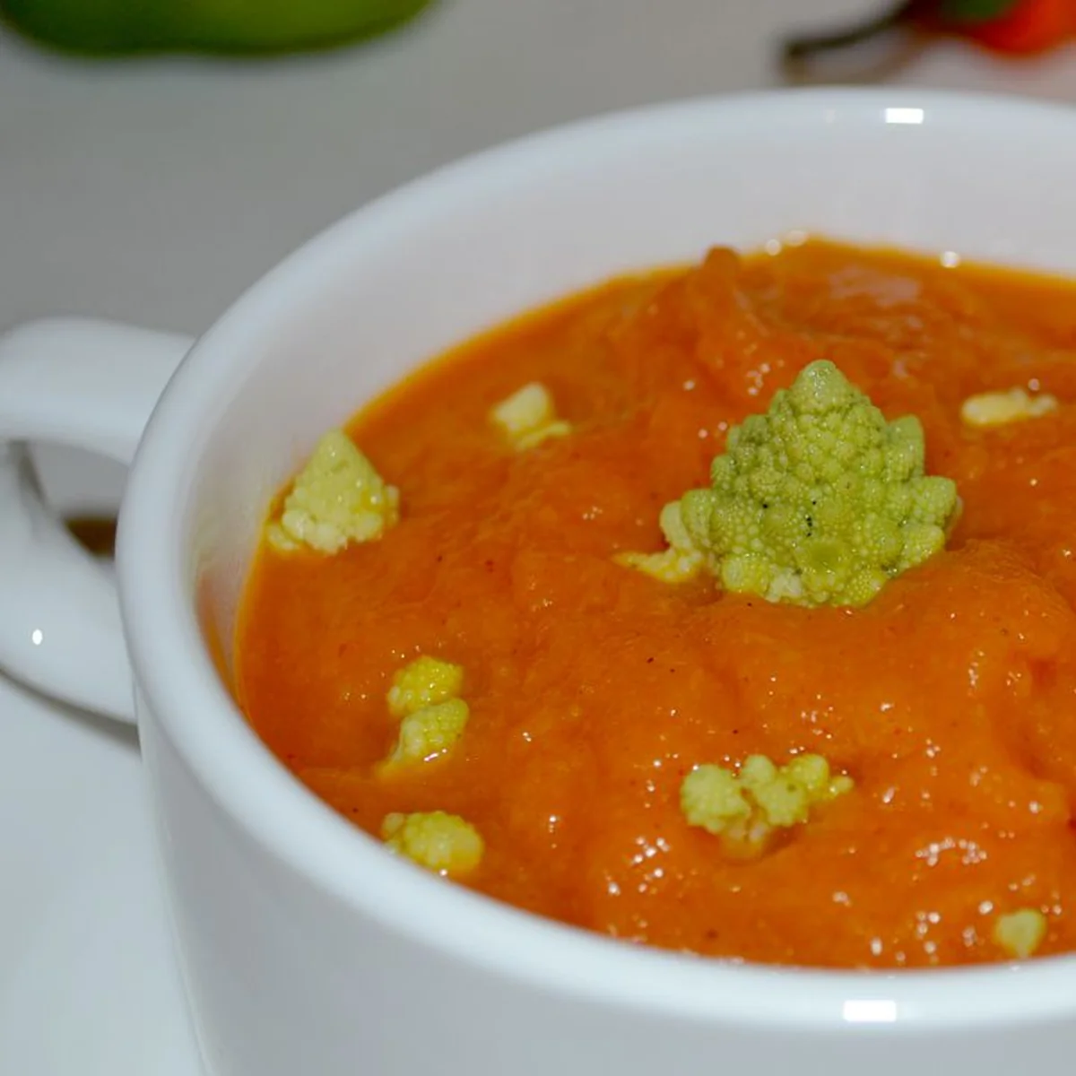 Морковный крем-суп с капустой романеско