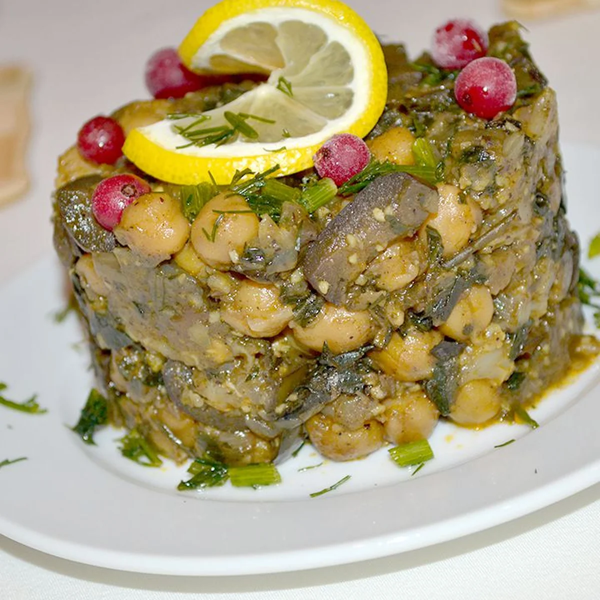 Нут с баклажанами и цветной капустой