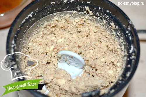 Грецкие орехи, измельченные в мелкую крошку для добавления в витаминную смесь из сухофруктов