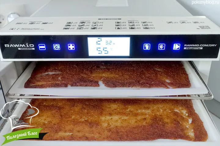 Подсохшие пласты грушевой пастилы в дегидраторе, на табло 55 °C