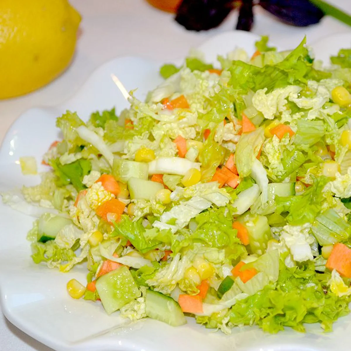 Питательный и лёгкий салат с кукурузой