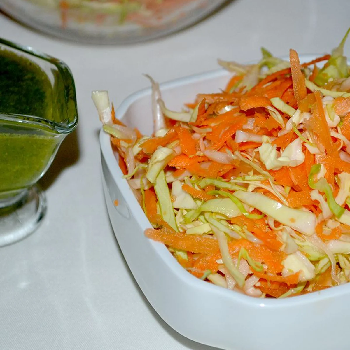 Салат из моркови и белокочанной капусты с зелёной заправкой из кинзы