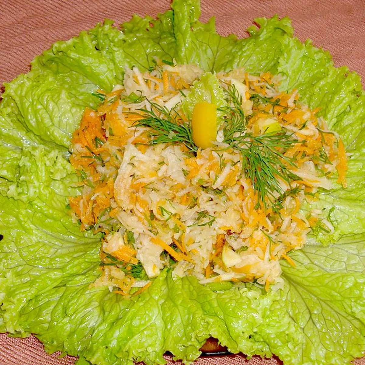 Салат из моркови и капусты кольраби