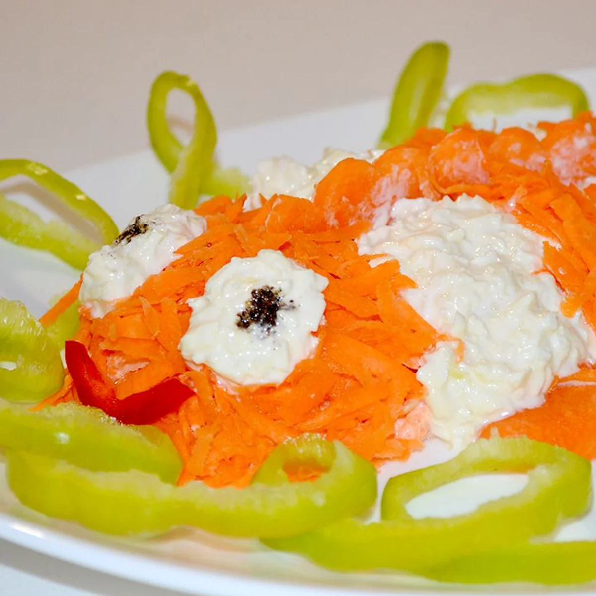 Салат из моркови с сыром и чесноком