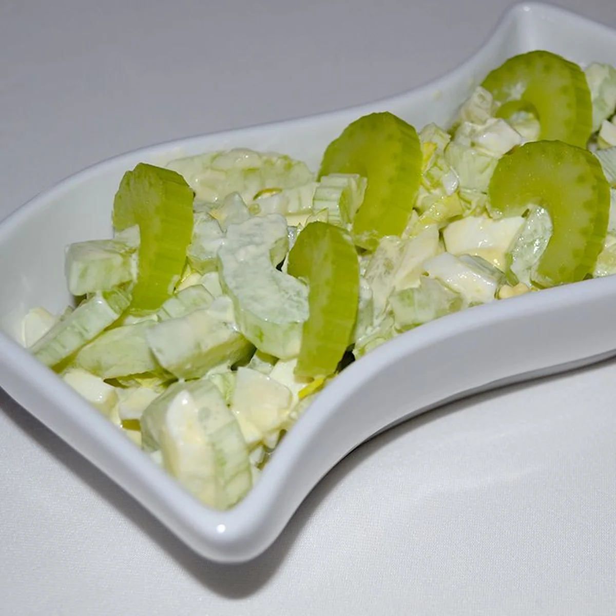 Салат из огурца, сельдерея и яиц