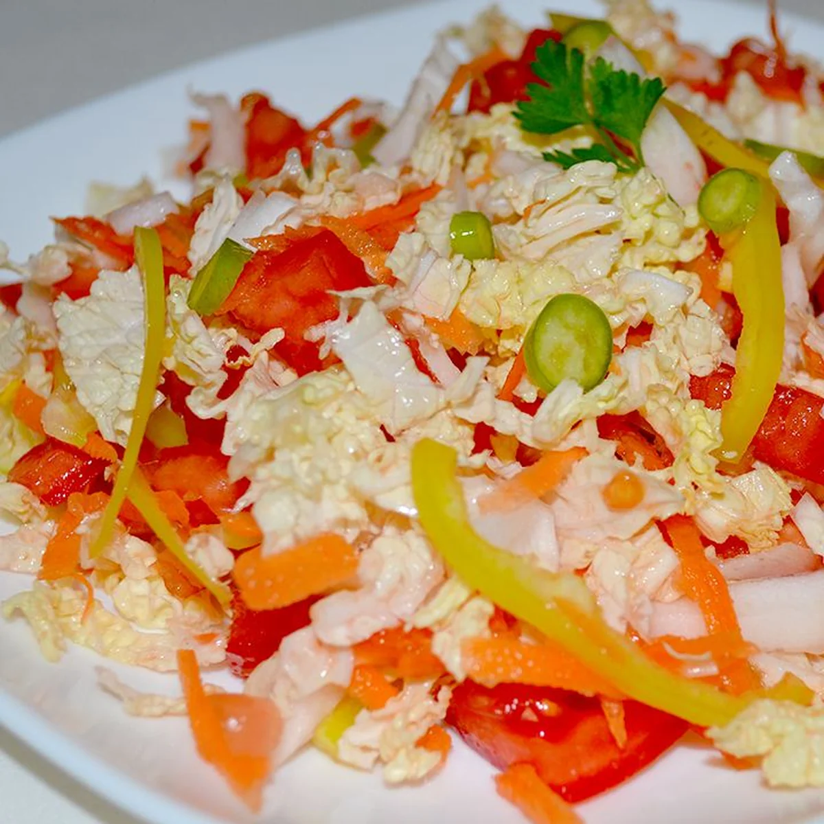 Салат из пекинской капусты, моркови, помидора и перца