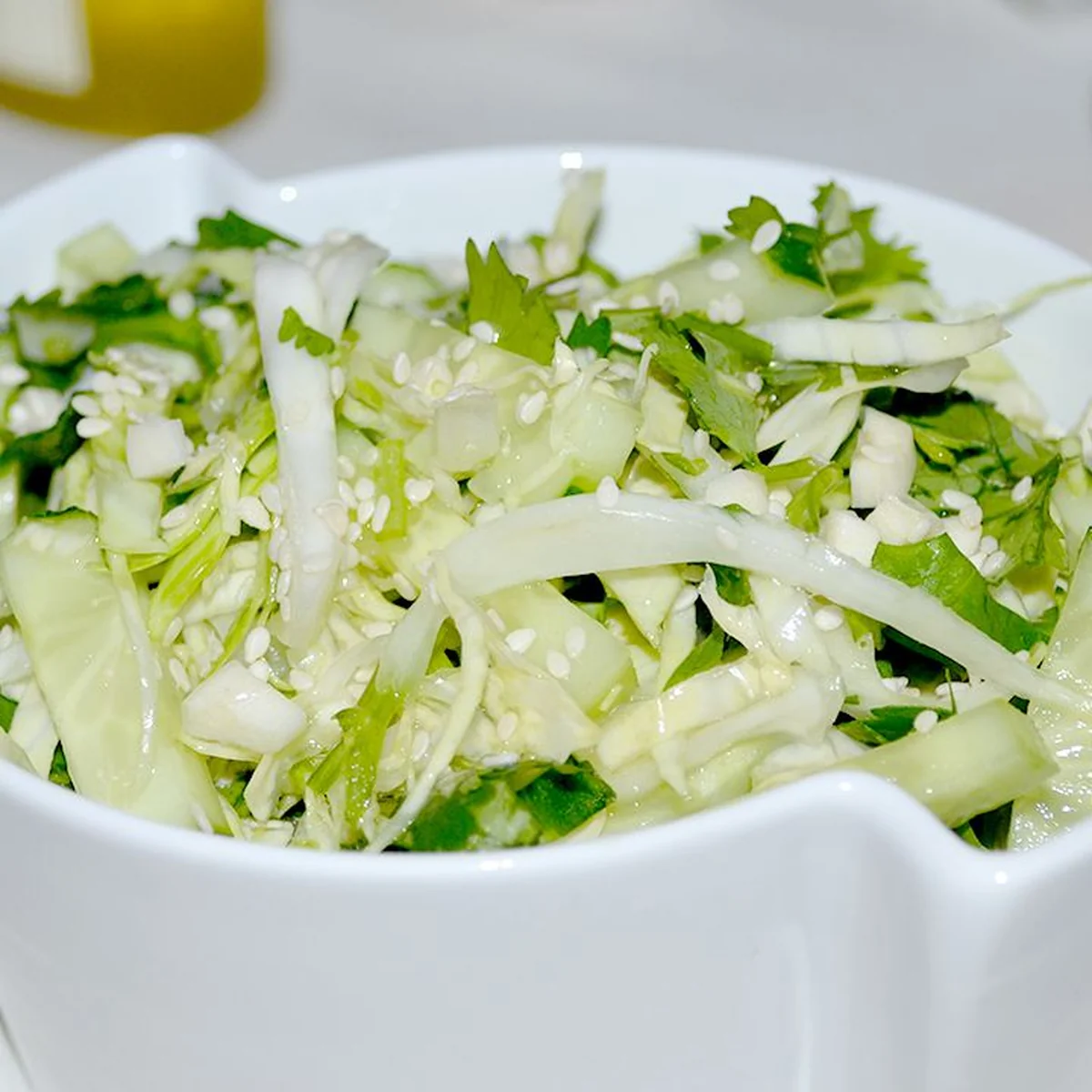 Салат с капустой, огурцами и кинзой с кунжутным маслом