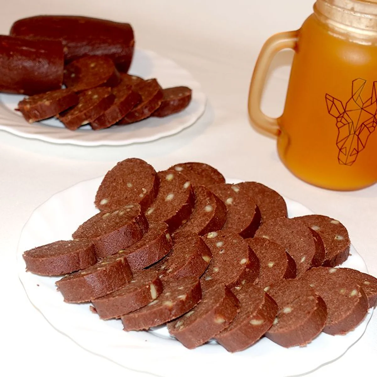 Шоколадная колбаска с орехами