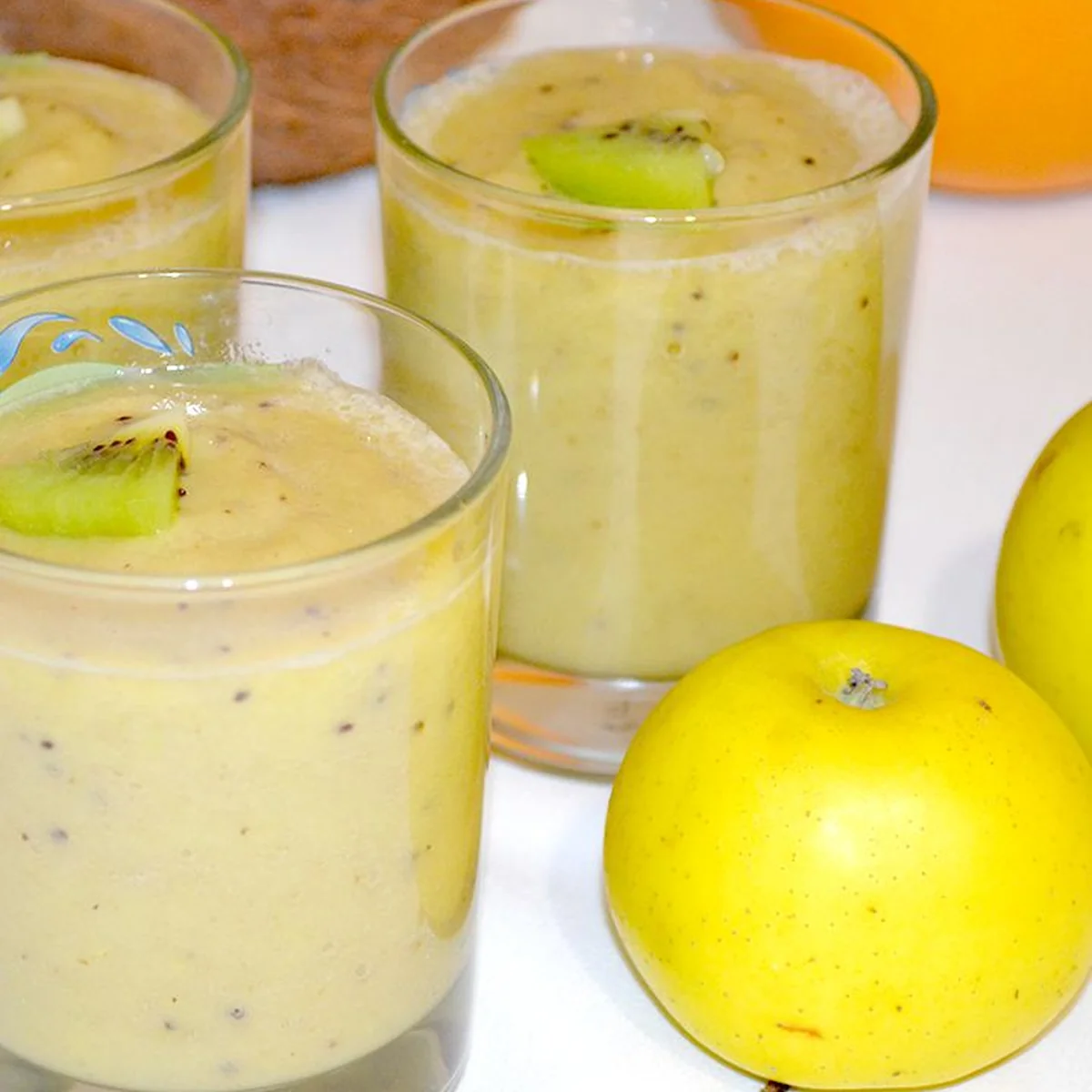 Смузи из винограда, киви и яблока
