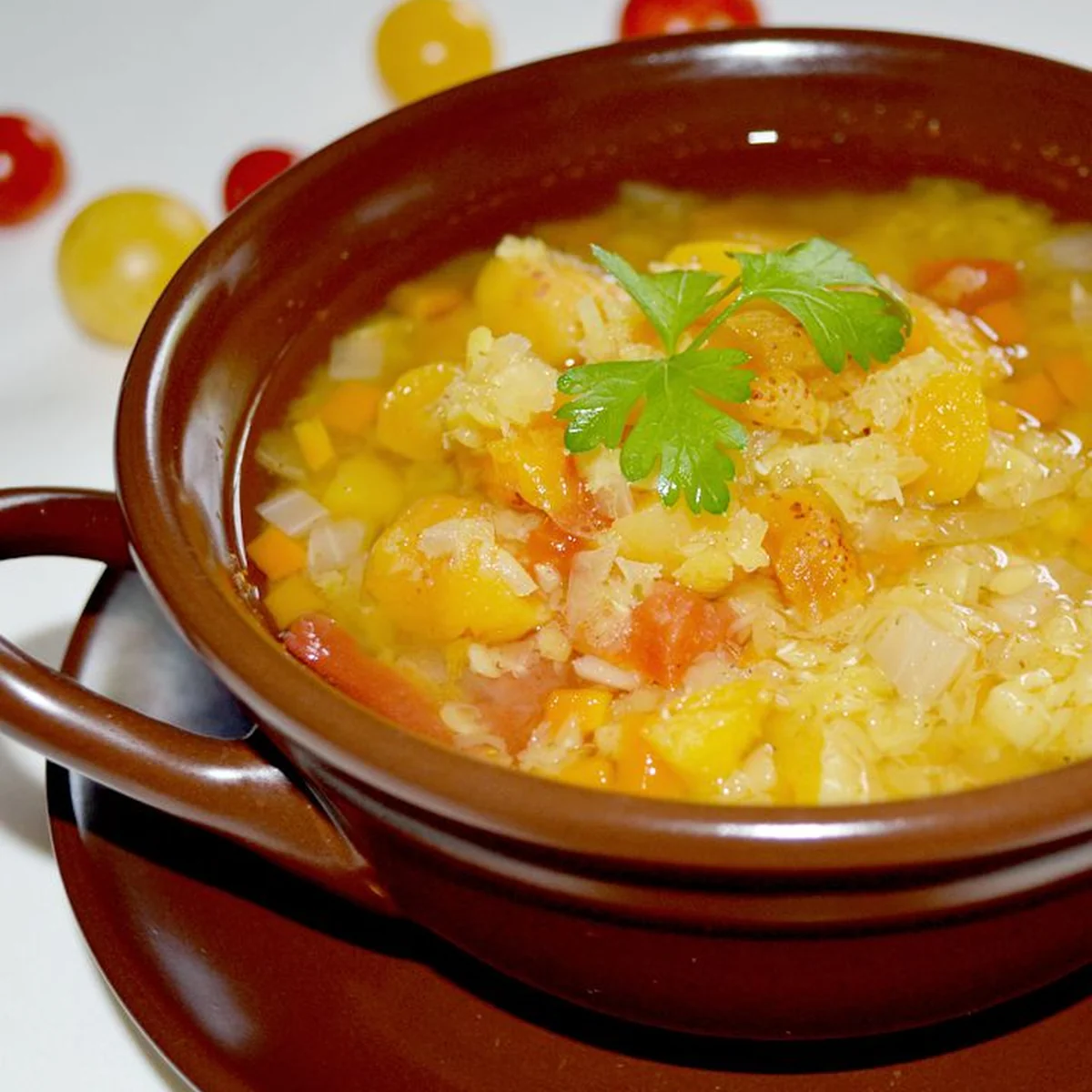 Солнечный индийский суп с чечевицей и курагой