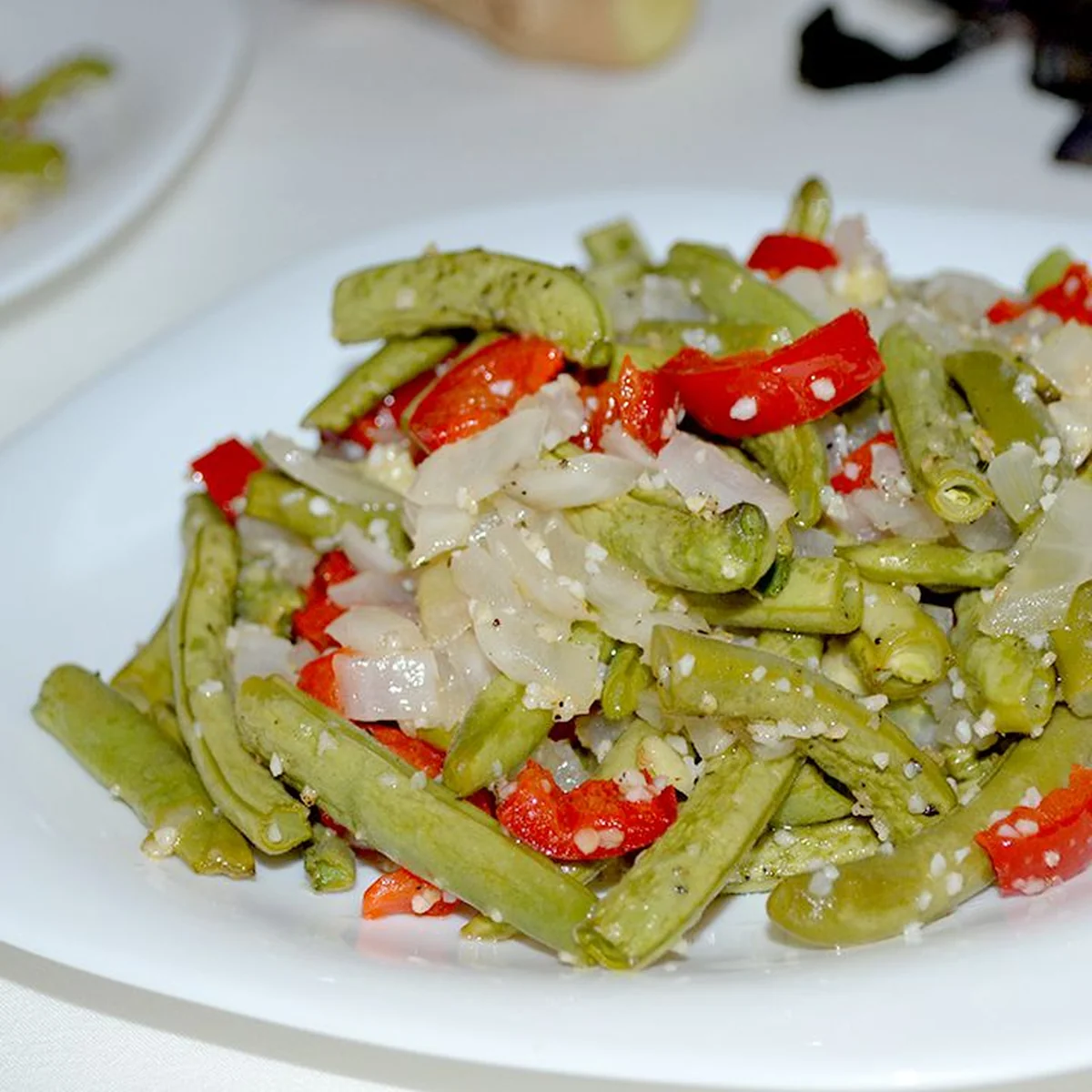 Стручковая фасоль, запечённая в духовке с ароматными овощами