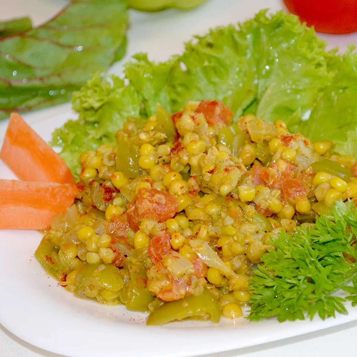 Тушёная кукуруза со сладким перцем и помидорами