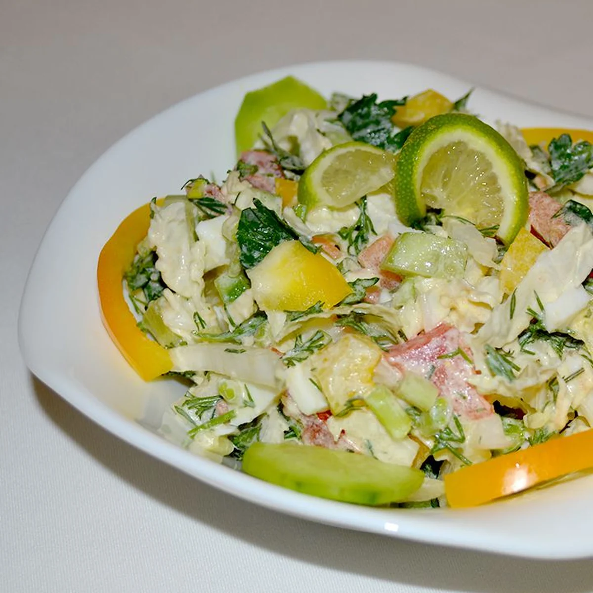 Витаминный салат с пекинской капустой и черемшой