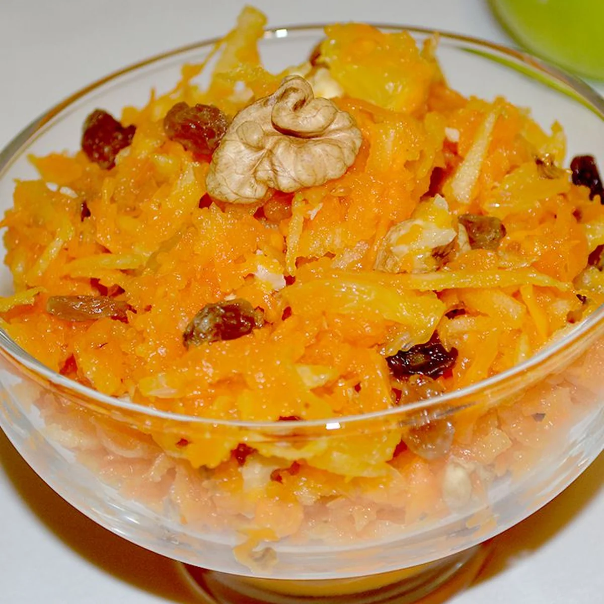 Вкусный салат из яблок, тыквы, апельсина с изюмом