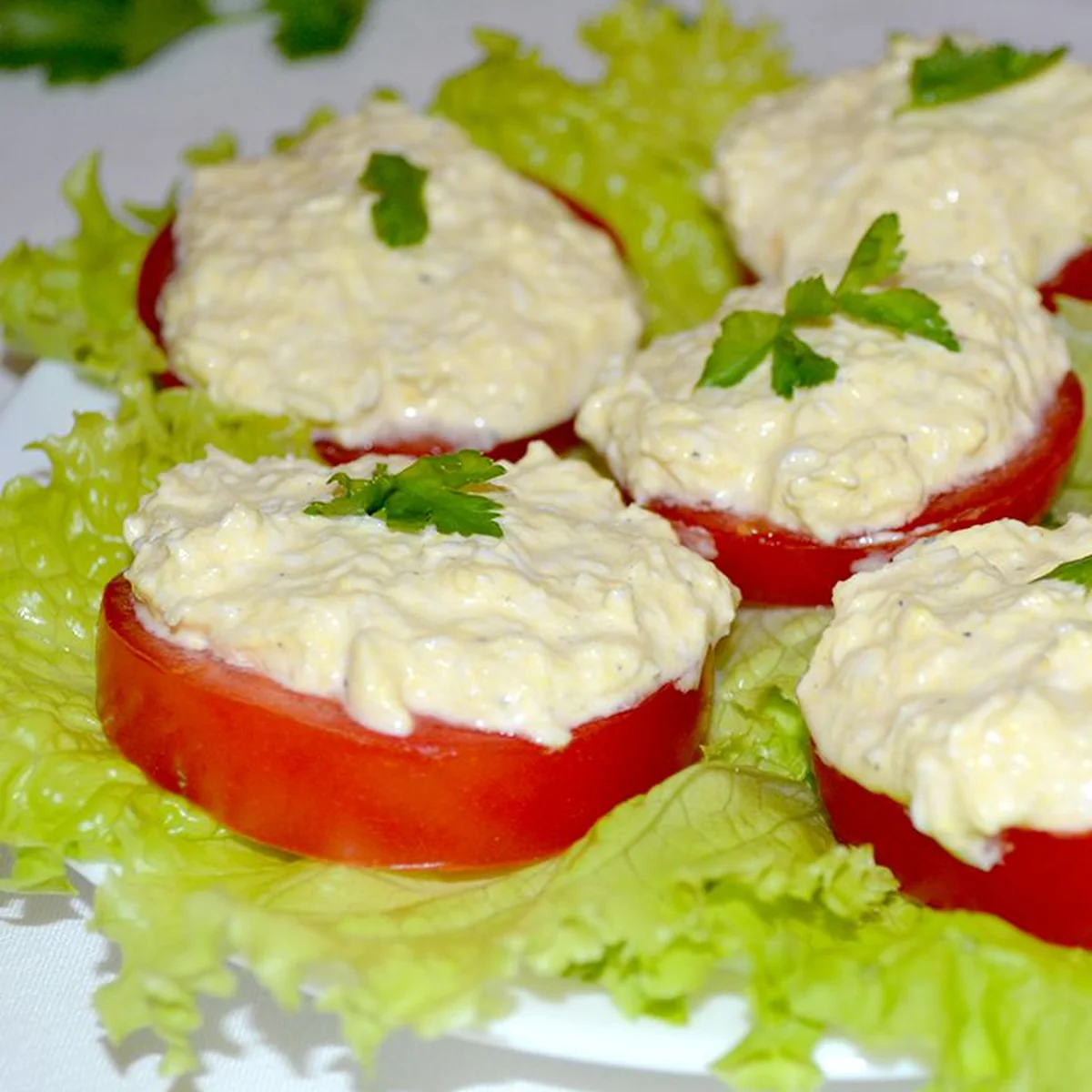 Закуска сырно-яичная на помидоре