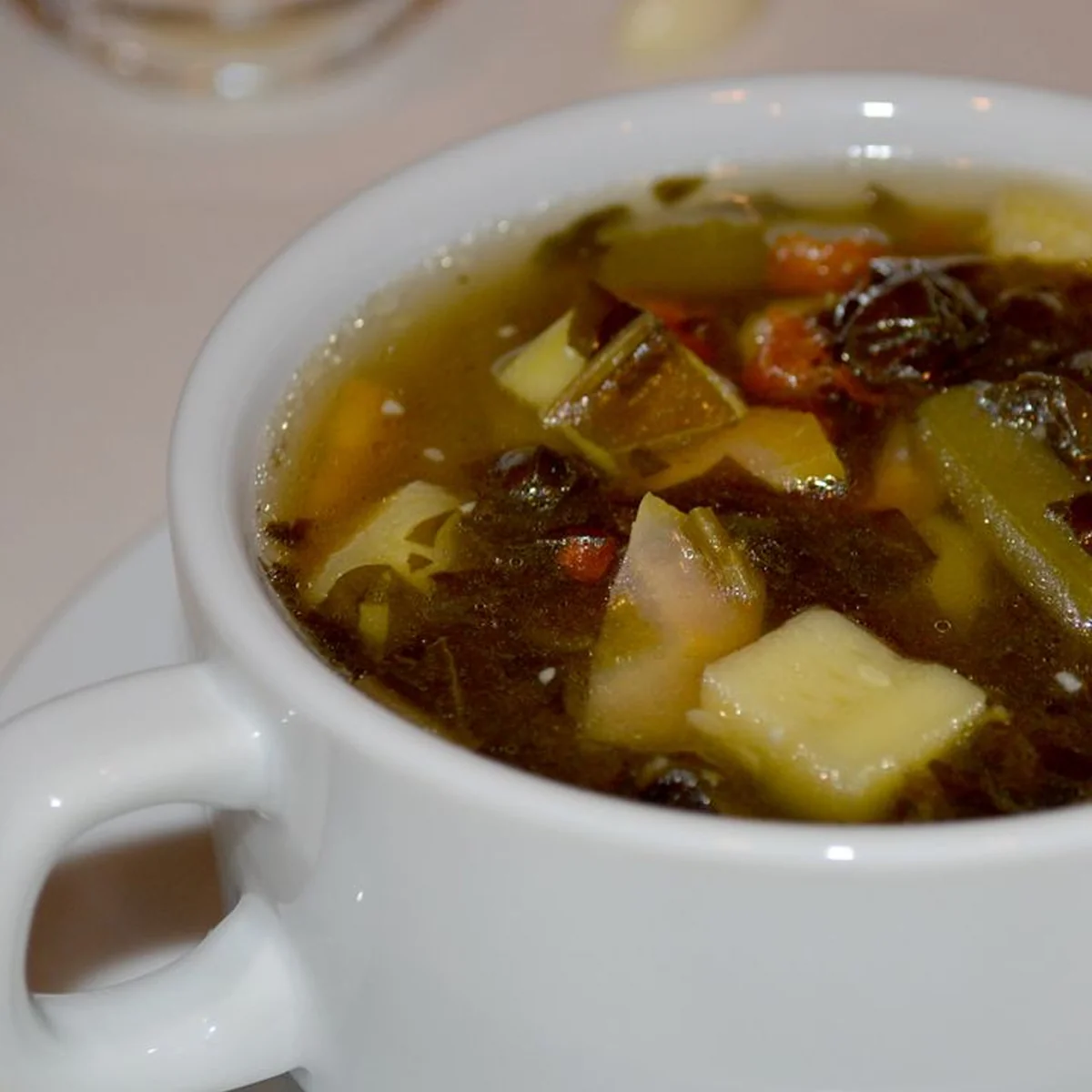 Зелёный суп из щавеля, кабачков и стручковой фасоли
